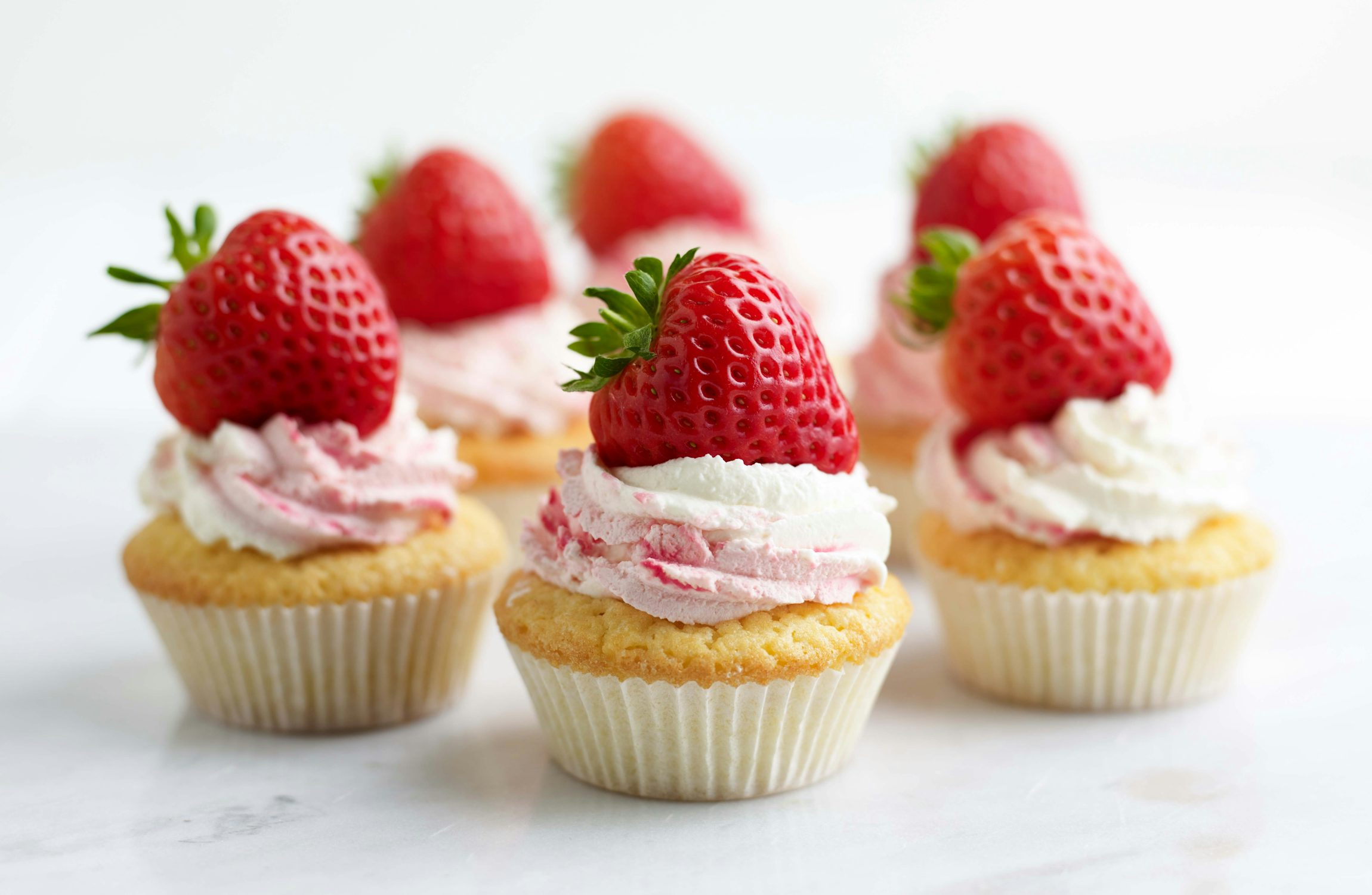 Cupcakes met aardbeiencrème