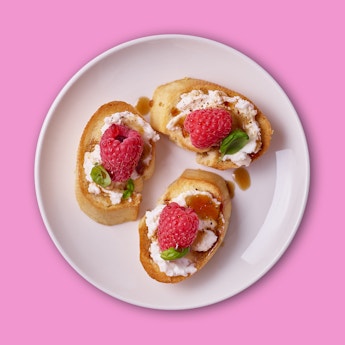 Teeny Weeny Tangy Crostinis