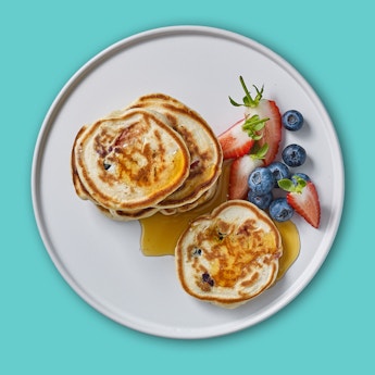 Mini Pancakes moelleux fraises, myrtilles, cannelle