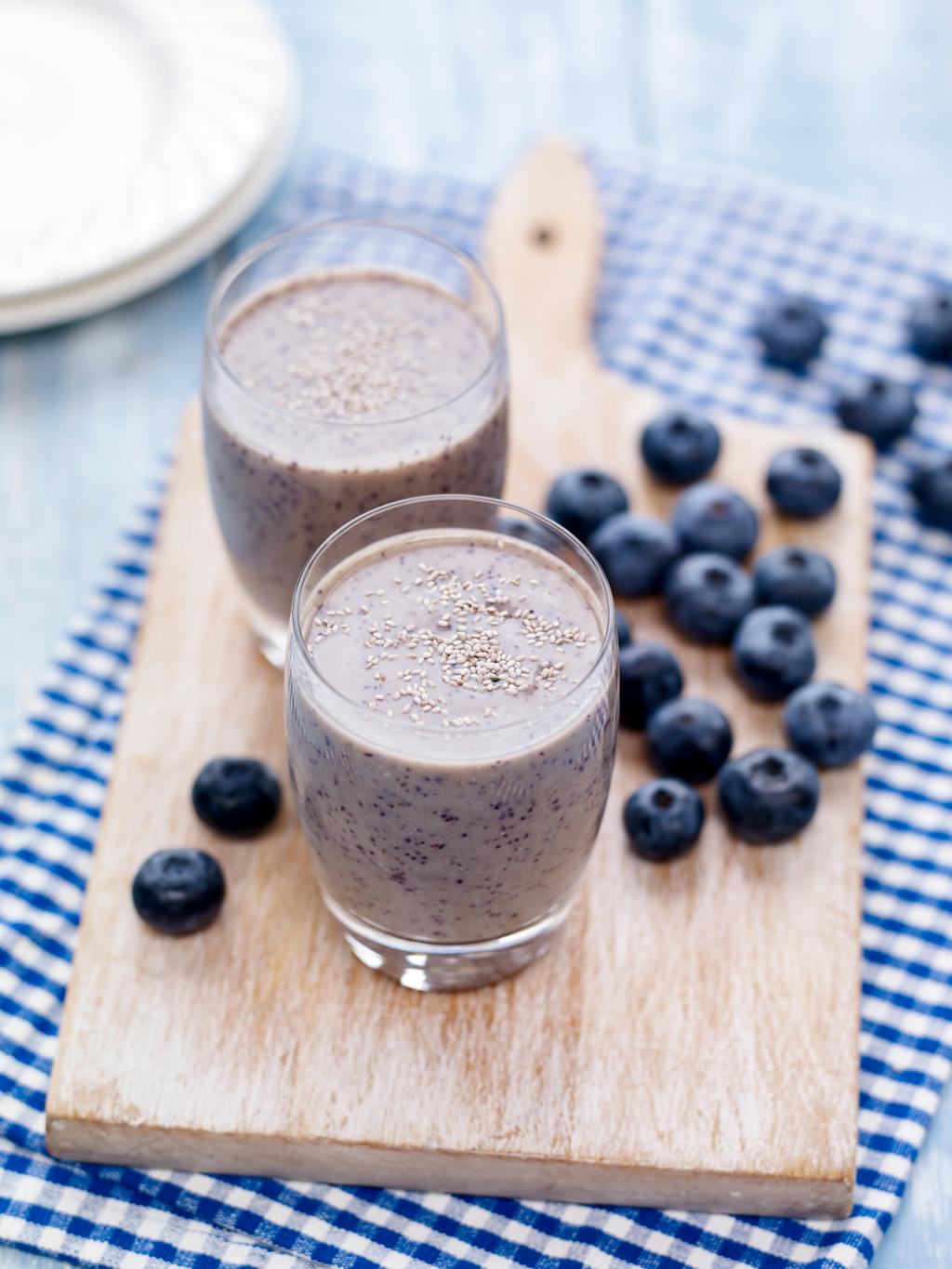Berry World Bluberry Avocado Almond Milk and Chia Seed Smoothie 75isq2icl