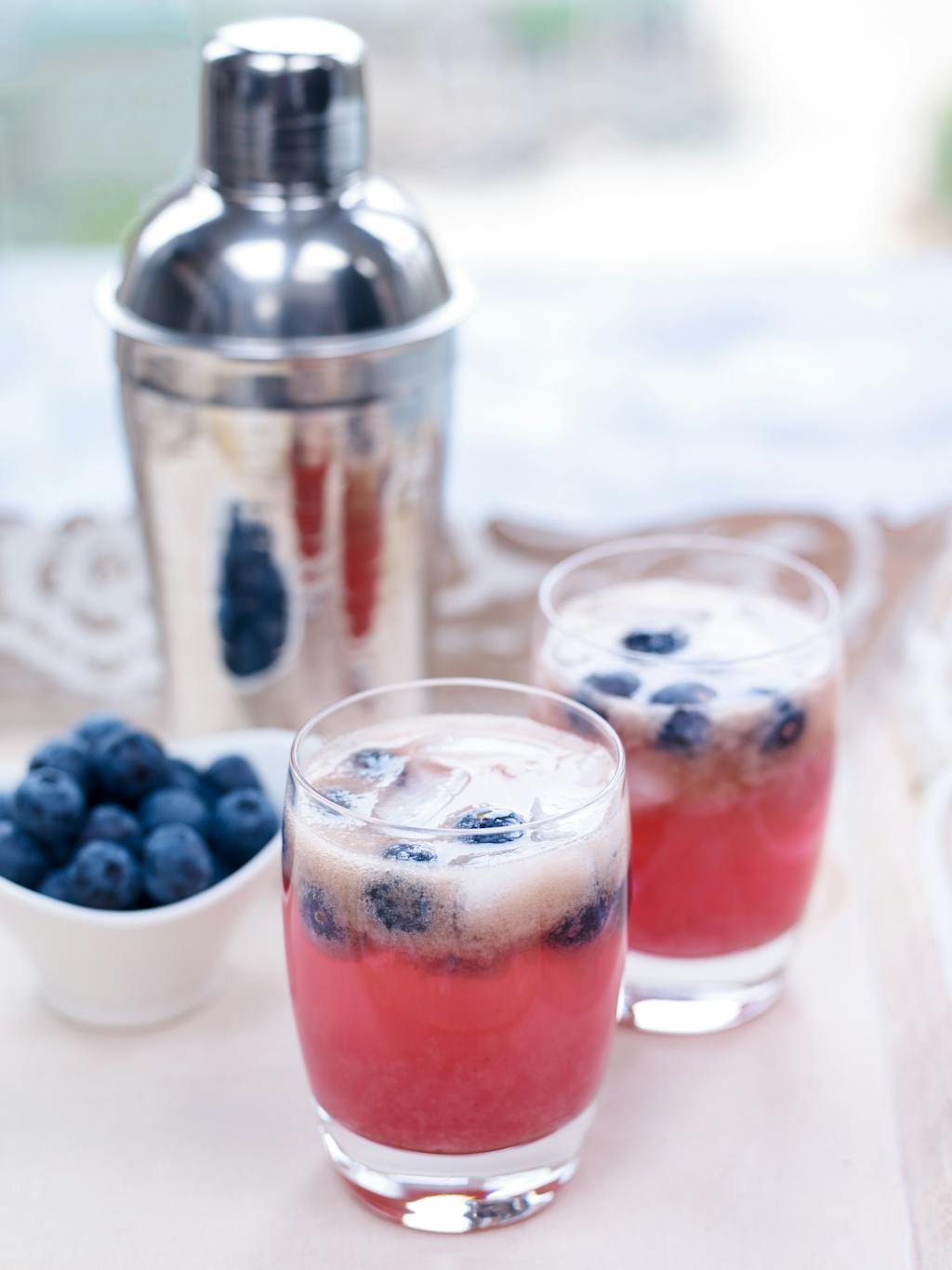 Berry World Gin and Blueberry Cocktail 75iubtrpd