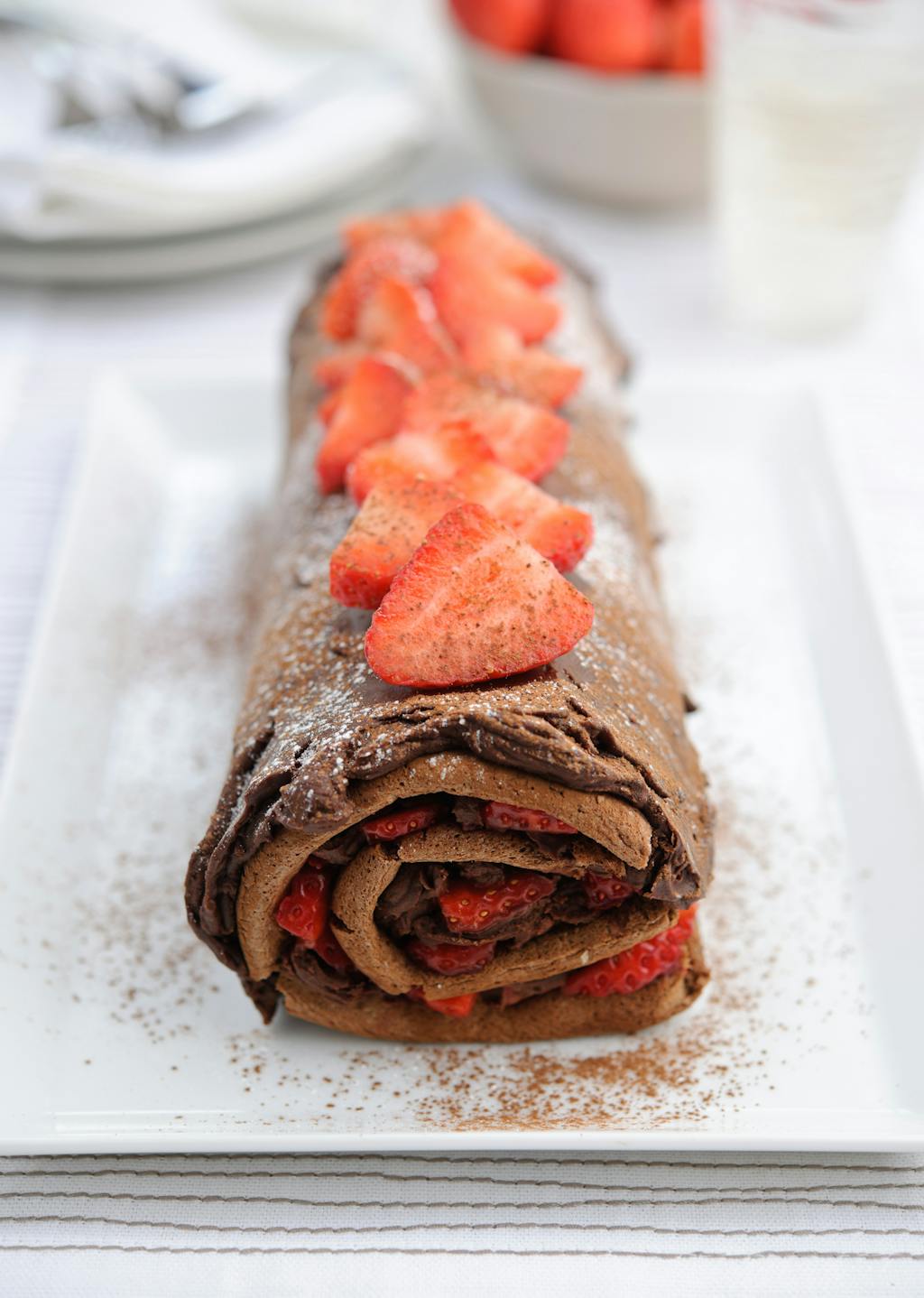 Berry World Strawberry and Chocoalte Ganache Roulade 75isn4ksx