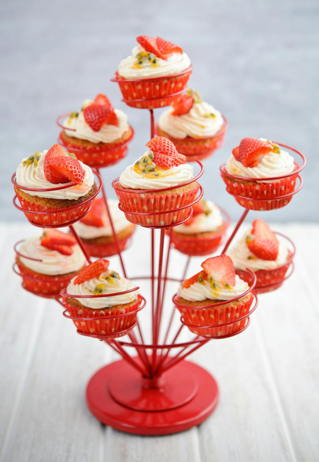 Berry World Strawberry and Passion Fruit Cupcakes 75iujk7ql