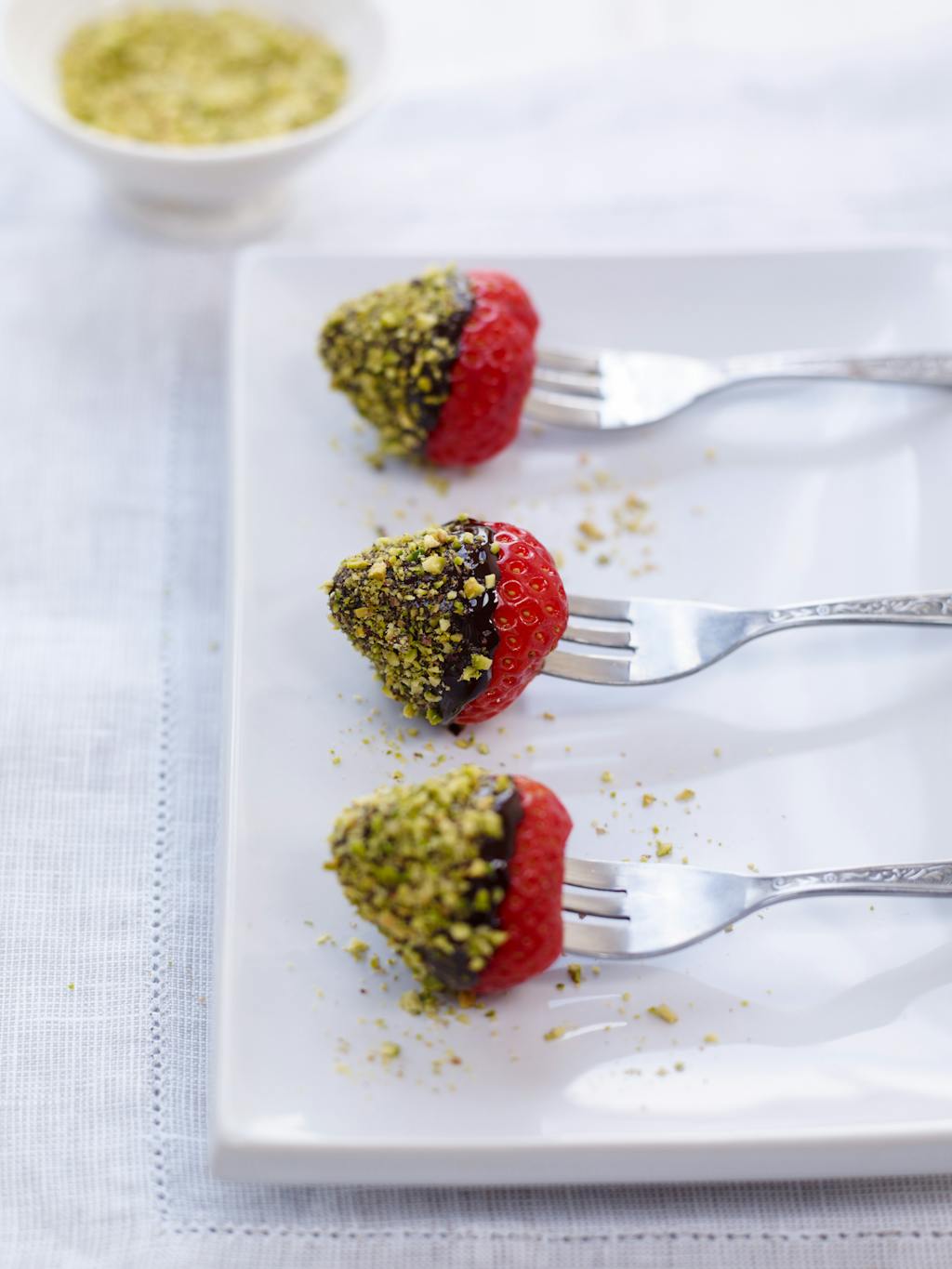 Berry World Strawberries Dipped in Melted Chocolate and Toasted Pistachio Nuts 75isralio
