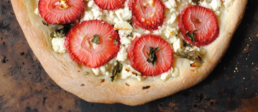 Strawberry Basil Feta Cheese Pizza 75eh7skw8
